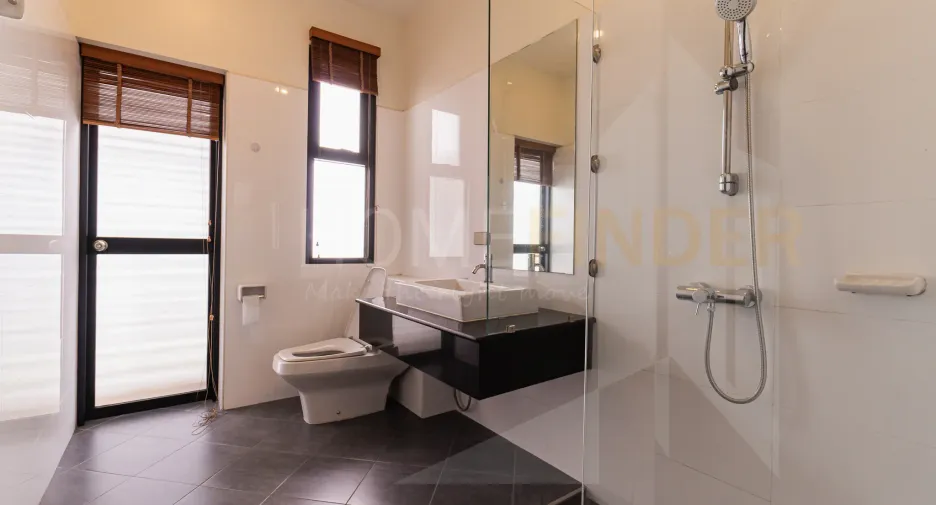 For rent 3 bedrooms condo in Khlong Toei, Bangkok