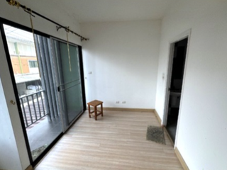 Casa adosada en venta de 2 habitaciones en Pluak Daeng, Rayong