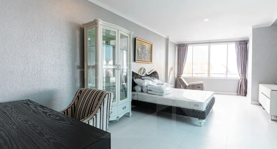 For rent 5 bedrooms condo in Bang Phlat, Bangkok