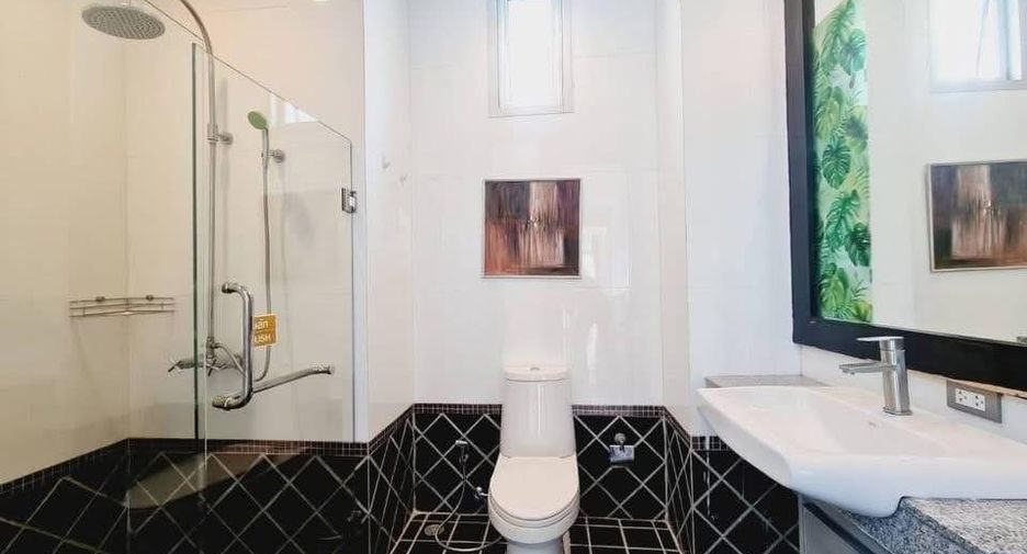 For sale 7 bedrooms house in Sattahip, Chonburi