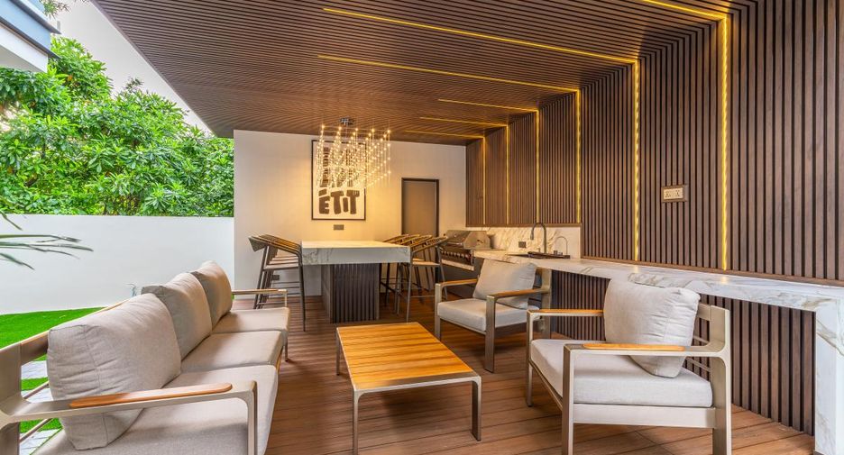 For sale 7 bedrooms house in Sattahip, Chonburi