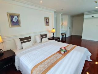 For rent 4 bedrooms condo in Watthana, Bangkok