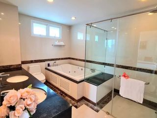 For rent 4 bedrooms condo in Watthana, Bangkok