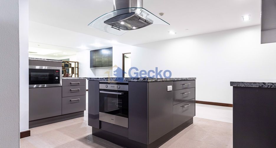 For sale 3 bedrooms condo in Jomtien, Pattaya