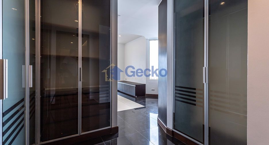 For sale 3 bedrooms condo in Jomtien, Pattaya