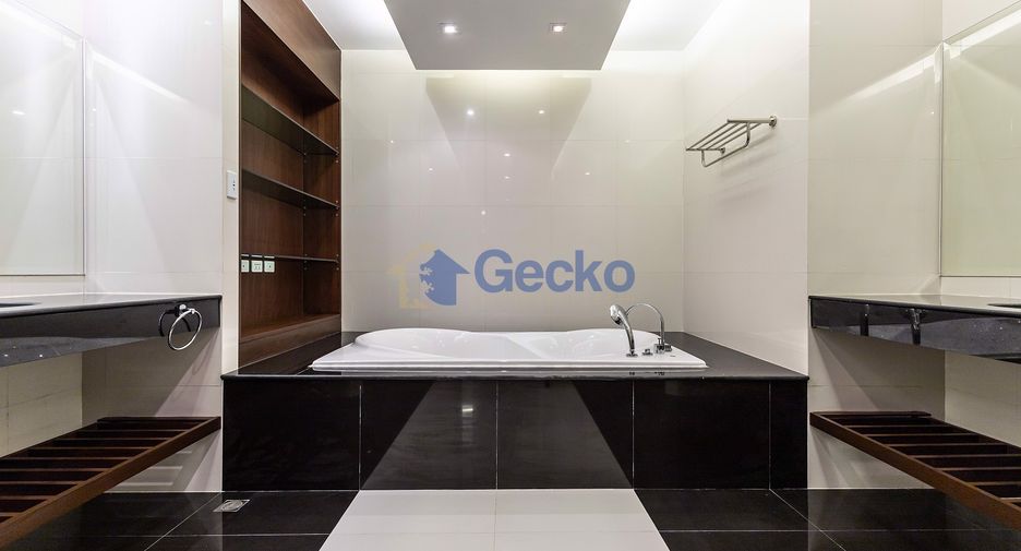 For sale 3 bedrooms condo in Jomtien, Pattaya