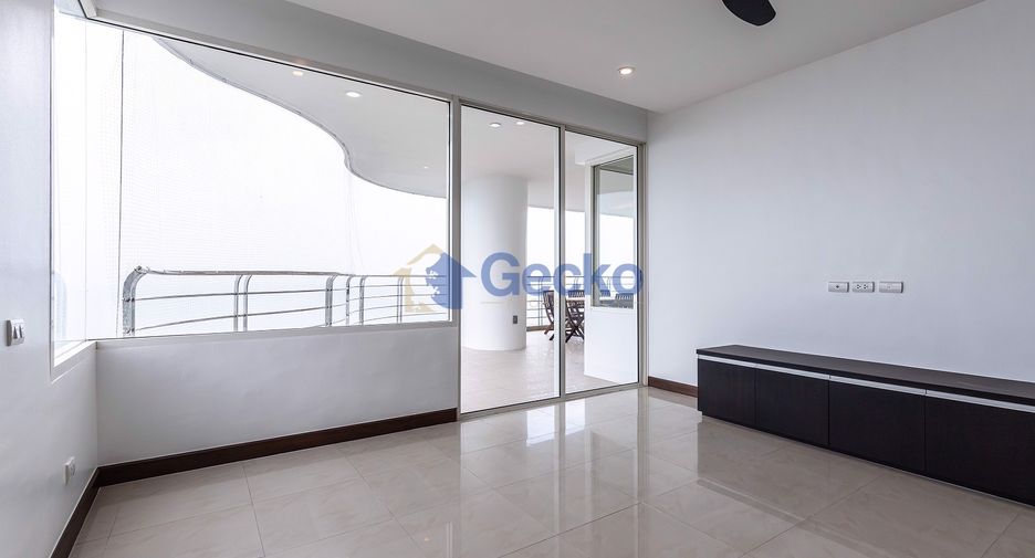 For sale 3 bedrooms condo in Jomtien, Pattaya