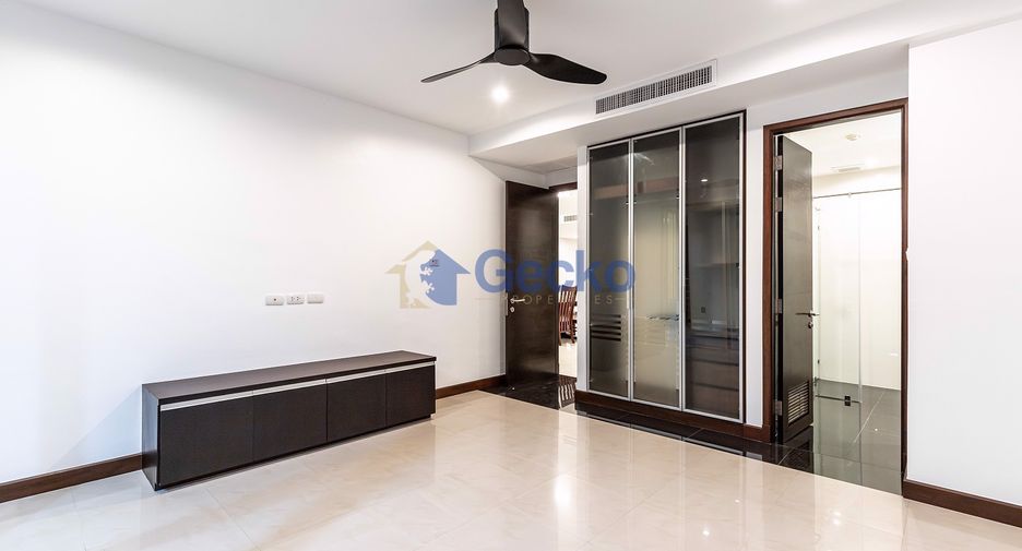 For sale 3 bedrooms condo in Jomtien, Pattaya