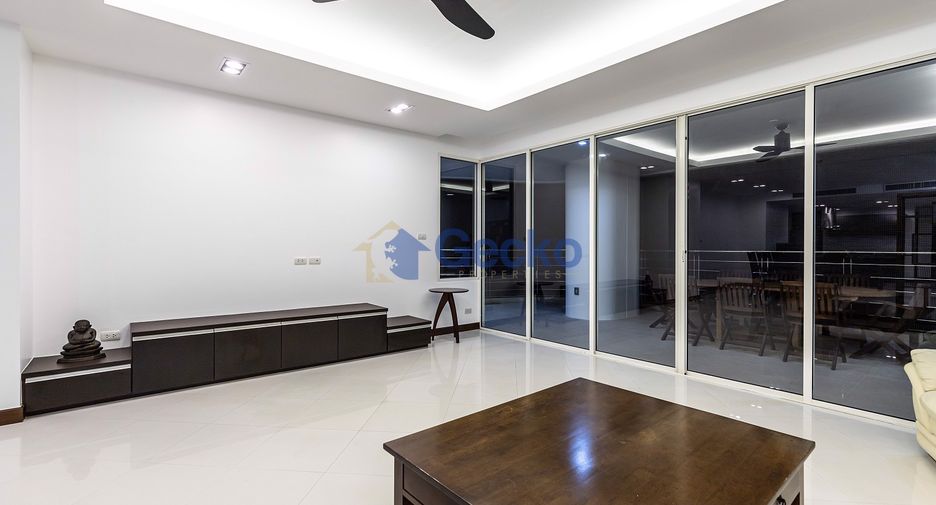 For sale 3 bedrooms condo in Jomtien, Pattaya