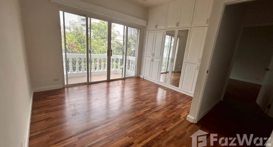 For rent 3 bedrooms townhouse in Watthana, Bangkok
