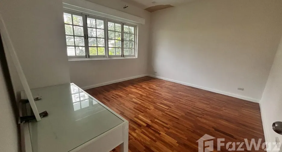 For rent 3 bedrooms townhouse in Watthana, Bangkok