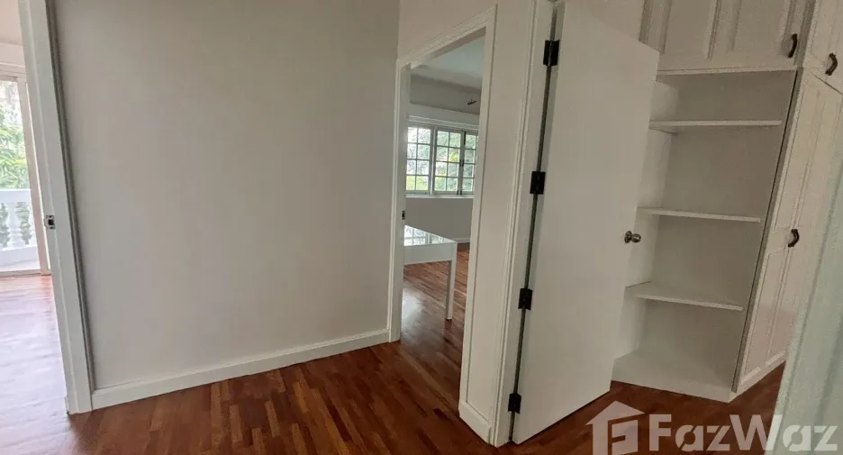 For rent 3 bedrooms townhouse in Watthana, Bangkok
