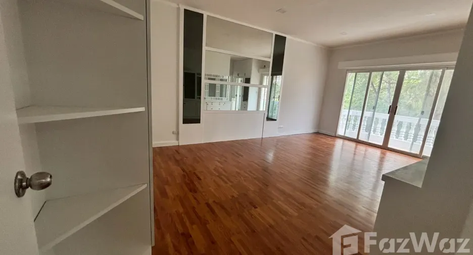 For rent 3 bedrooms townhouse in Watthana, Bangkok