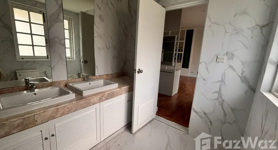 For rent 3 bedrooms townhouse in Watthana, Bangkok