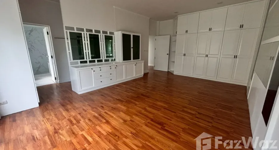 For rent 3 bedrooms townhouse in Watthana, Bangkok