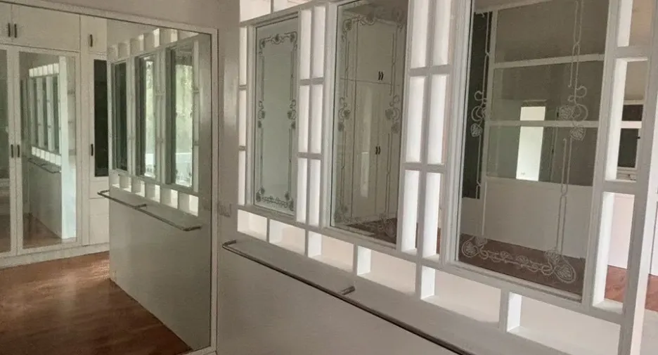 For rent 3 bedrooms townhouse in Watthana, Bangkok