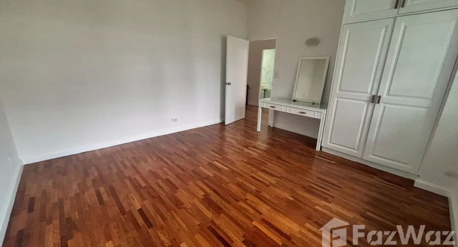 For rent 3 bedrooms townhouse in Watthana, Bangkok