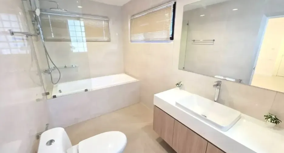 ให้เช่า 3 ห้องนอน คอนโด ใน วัฒนา, กรุงเทพฯ