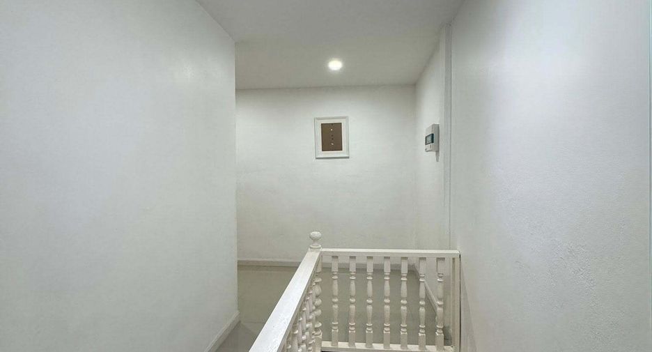 For rent 3 bedrooms townhouse in Phra Khanong, Bangkok