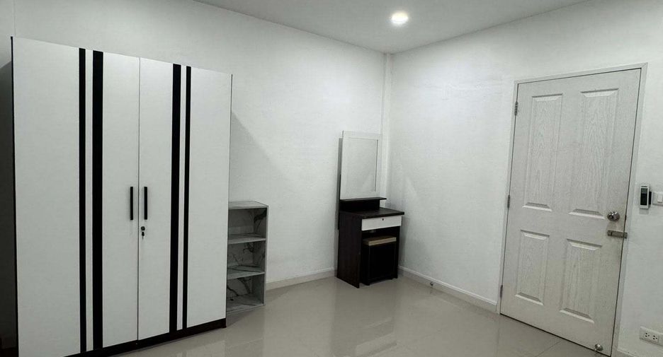 For rent 3 bedrooms townhouse in Phra Khanong, Bangkok