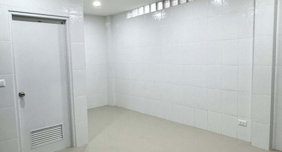 For rent 3 bedrooms townhouse in Phra Khanong, Bangkok