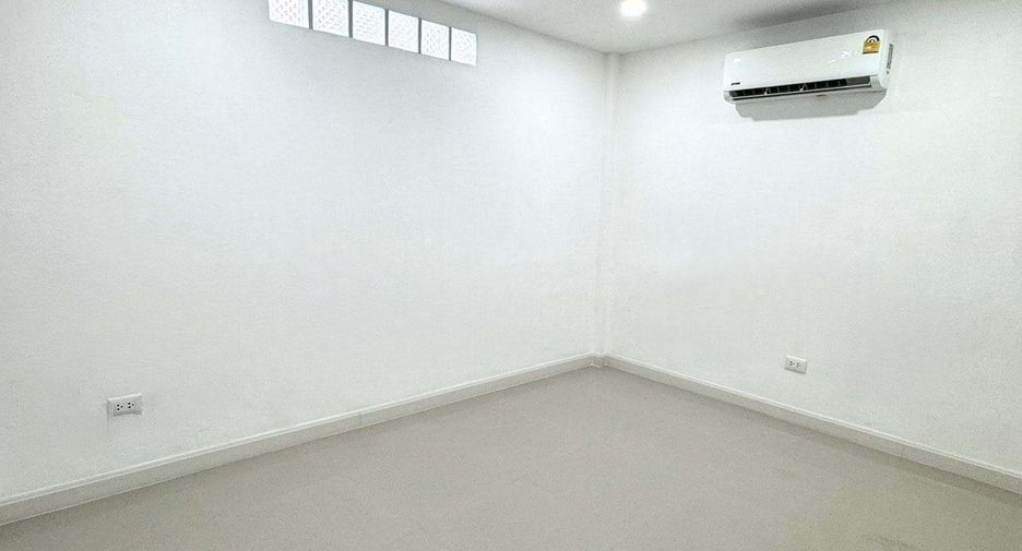 For rent 3 bedrooms townhouse in Phra Khanong, Bangkok
