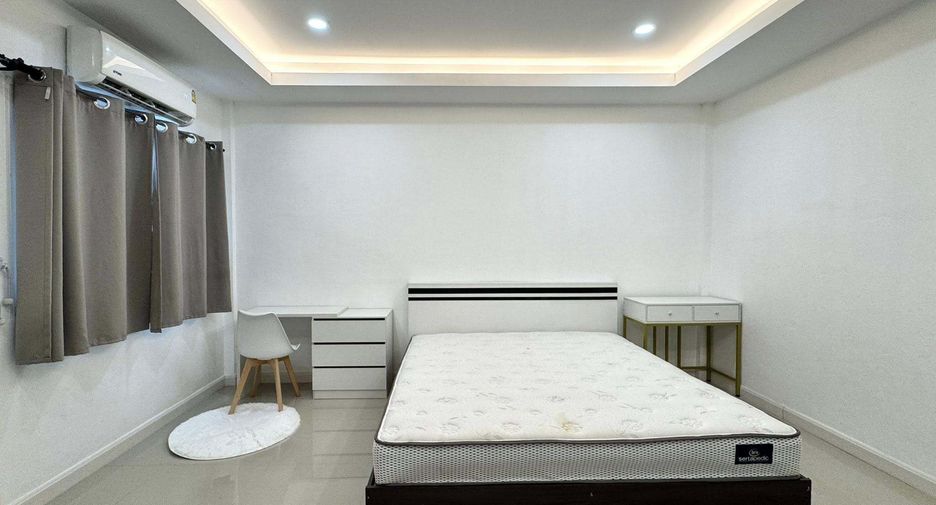 For rent 3 bedrooms townhouse in Phra Khanong, Bangkok
