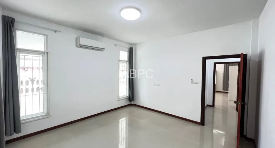For rent and for sale 4 bedrooms house in Bang Lamung, Chonburi