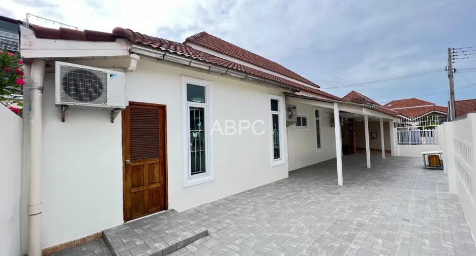 For rent and for sale 4 bedrooms house in Bang Lamung, Chonburi