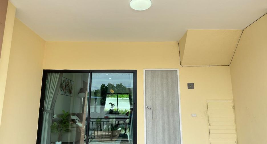 Casa adosada en venta de 4 habitaciones en Bang Lamung, Chonburi
