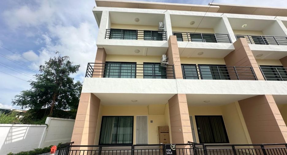 Casa adosada en venta de 4 habitaciones en Bang Lamung, Chonburi