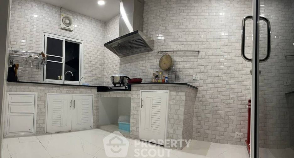 Haus zur Miete mit 4 Zimmer in Bang Lamung, Chonburi
