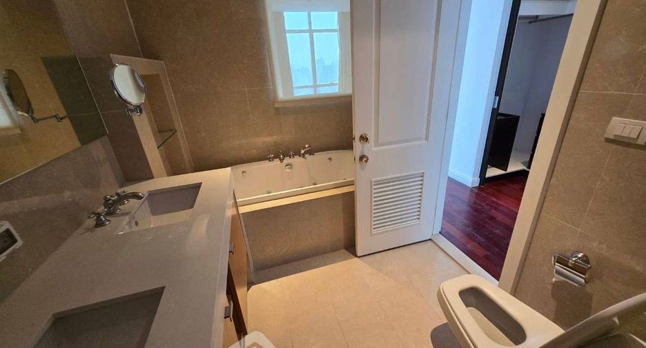 For rent 3 bedrooms condo in Pathum Wan, Bangkok