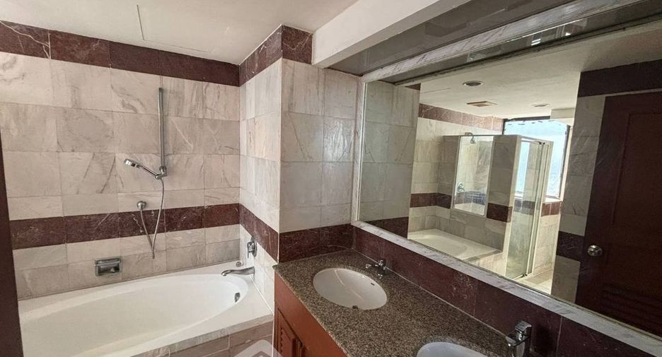 For rent 3 bedrooms condo in Khlong Toei, Bangkok