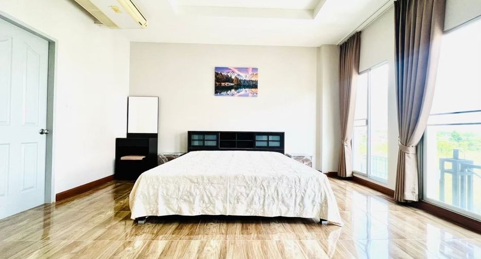 For rent 3 bedrooms townhouse in Suan Luang, Bangkok