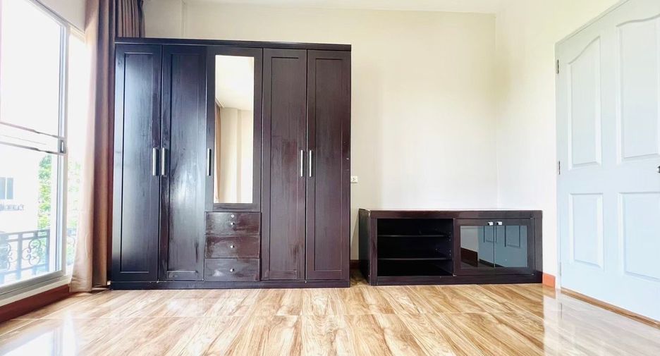 For rent 3 bedrooms townhouse in Suan Luang, Bangkok