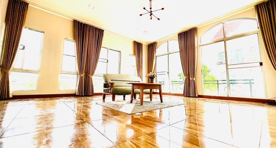 For rent 3 bedrooms townhouse in Suan Luang, Bangkok