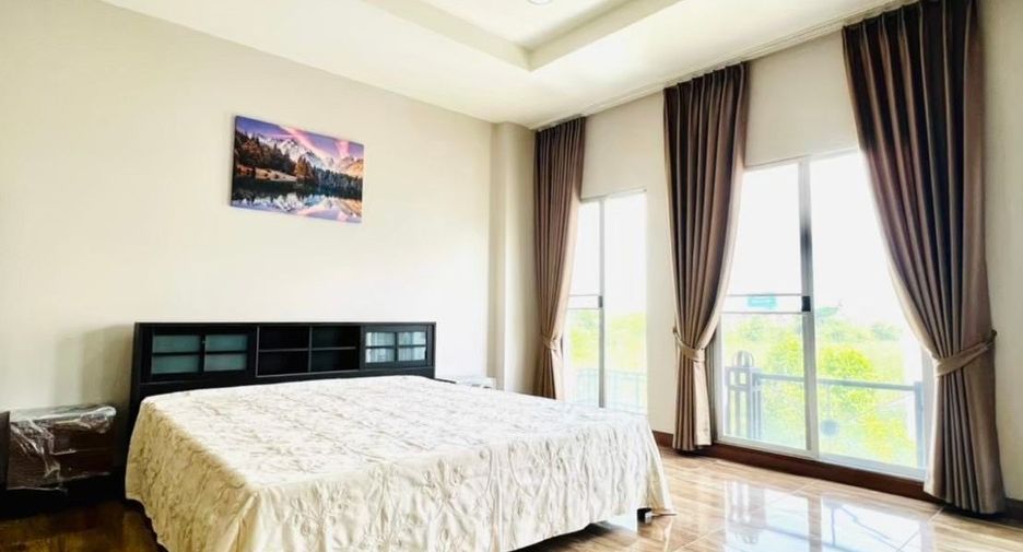 For rent 3 bedrooms townhouse in Suan Luang, Bangkok