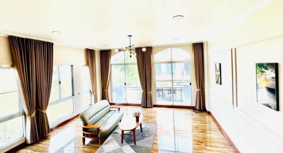 For rent 3 bedrooms townhouse in Suan Luang, Bangkok