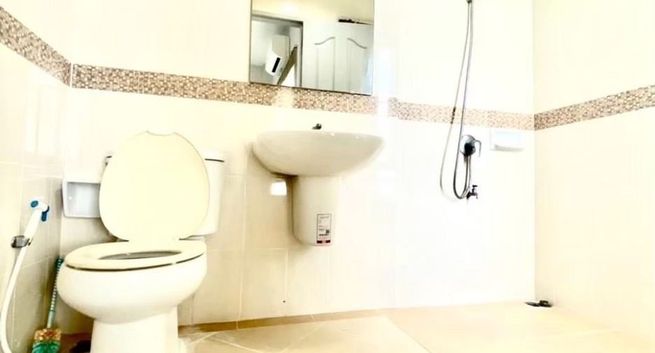 For rent 3 bedrooms townhouse in Suan Luang, Bangkok