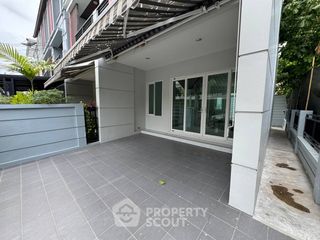 Casa adosada en alquiler de 3 habitaciones en Wang Thonglang, Bangkok