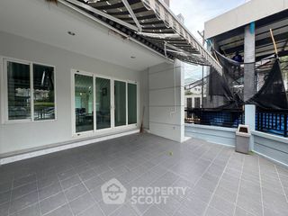 Casa adosada en alquiler de 3 habitaciones en Wang Thonglang, Bangkok