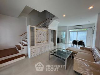 Casa adosada en alquiler de 3 habitaciones en Wang Thonglang, Bangkok