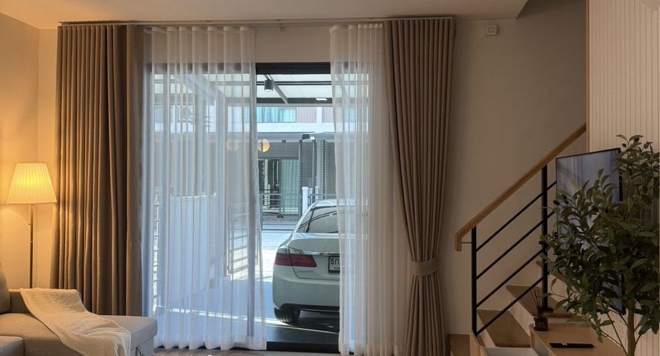 Casa adosada en alquiler de 3 habitaciones en Bang Phli, Samut Prakan