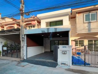 À vendre 2 chambres maison de ville à Bang Lamung, Chonburi