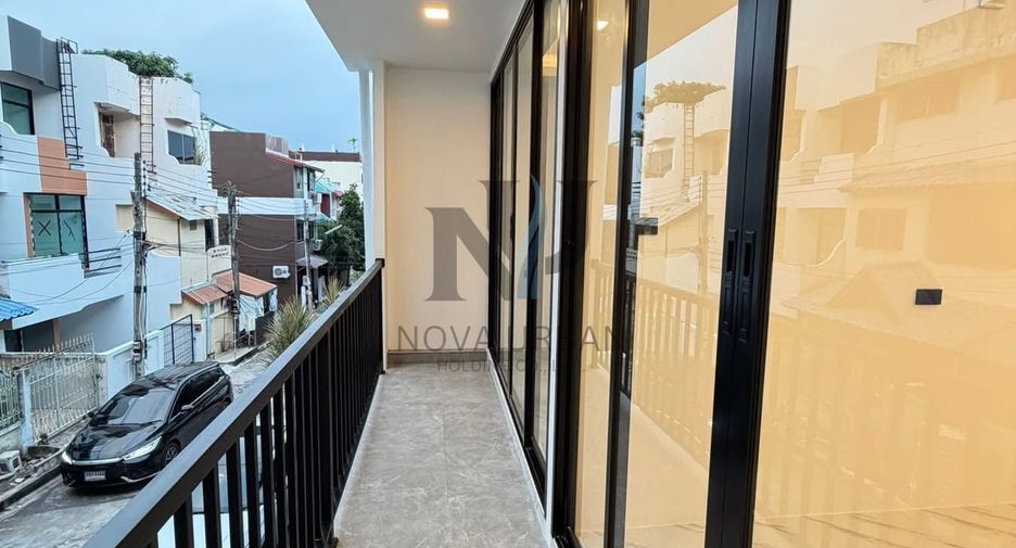 For sale 4 bedrooms townhouse in South Pattaya, Pattaya