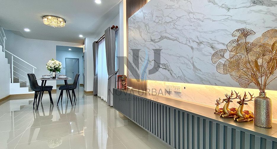 Casa adosada en venta de 2 habitaciones en Bang Lamung, Chonburi