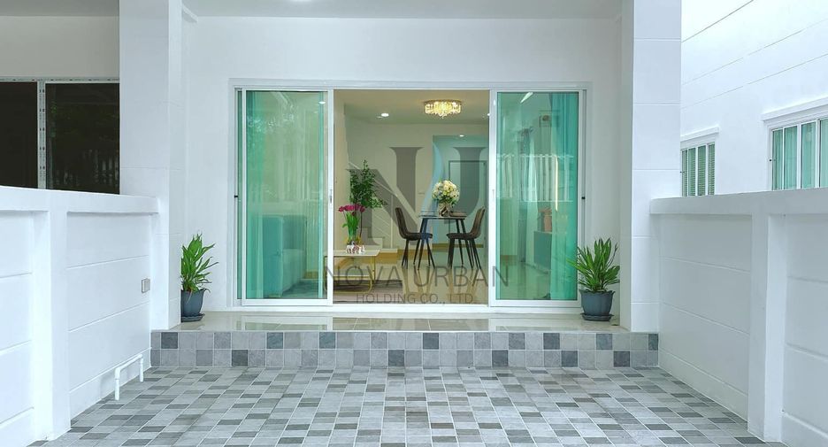 Casa adosada en venta de 2 habitaciones en Bang Lamung, Chonburi