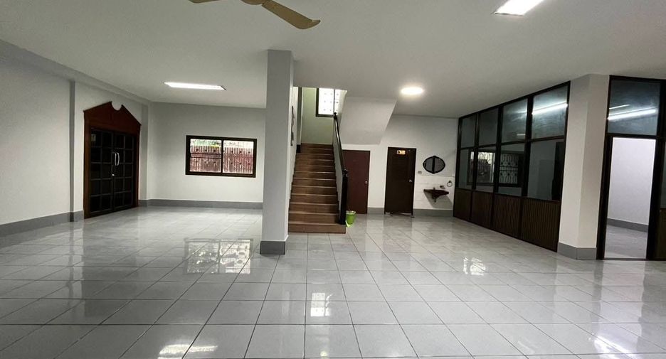 Büro zur Miete mit 11 Zimmer in Din Daeng, Bangkok