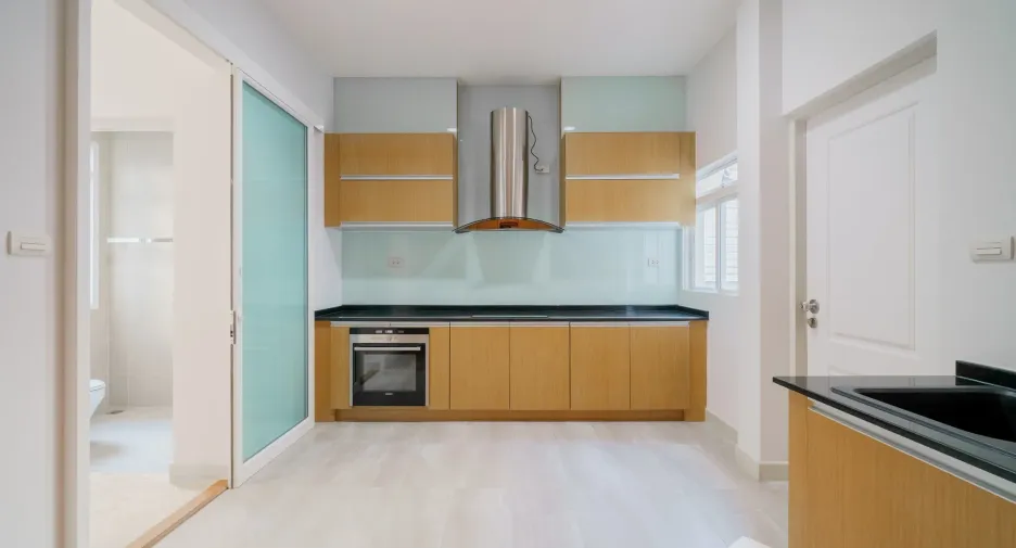 For sale and for rent 5 bedrooms house in Saphan Sung, Bangkok